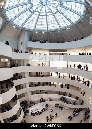 New York, USA - 30. April 2023: Blick auf das Innere des Guggenheim Museums in Manhattan, New York. Stockfoto