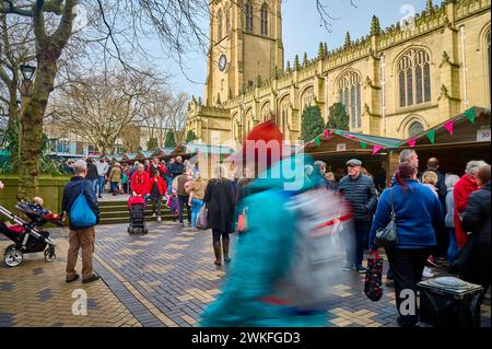 Das Wakefield Rhabarb Festival 2024. Geschäftige Verkaufsstände entlang des Cathedral Walk. Stockfoto