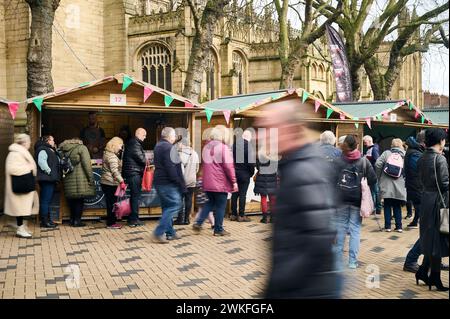 Das Wakefield Rhabarb Festival 2024. Geschäftige Verkaufsstände entlang des Cathedral Walk. Stockfoto