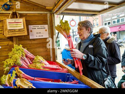 Das Wakefield Rhabarb Festival 2024. Ein Kustumer, der in der Rhabarberhütte kauft Stockfoto