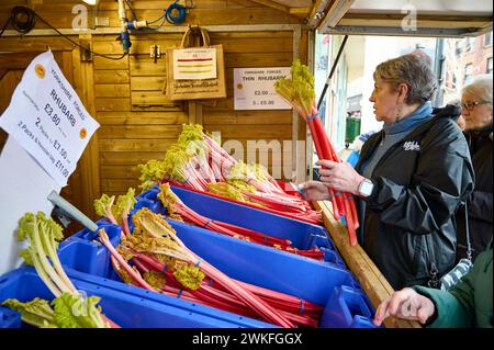 Das Wakefield Rhabarb Festival 2024. Ein Kunde, der einen Kauf in der Rhabarberhütte tätigt Stockfoto