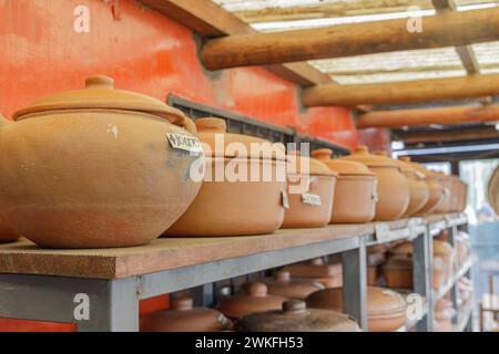 Tontöpfe zum Verkauf in einem Geschäft in Tucumán in Argentinien. Stockfoto