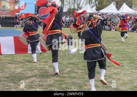 Buenos Aires, Argentinien - 3. Februar 2024: Japanische Tänzer mit Trommel. EISA (japanischer Tanz mit Schlagzeug) in Varela Matsuri. Stockfoto