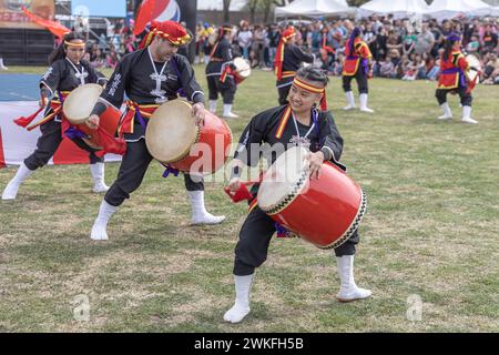 Buenos Aires, Argentinien - 3. Februar 2024: Japanische Tänzer mit Trommel. EISA (japanischer Tanz mit Schlagzeug) in Varela Matsuri. Stockfoto