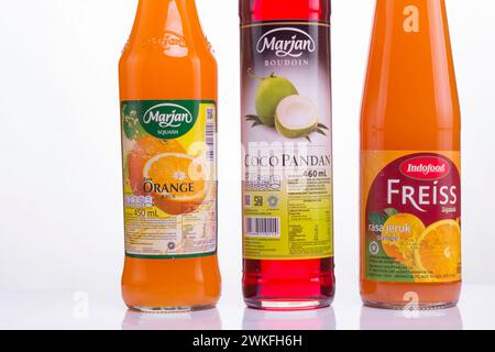 Flasche mit frischem Obst auf der Flasche. Indonesische Marke Fruchtsirup in einer Flasche. Ein Getränk, das perfekt für den Sommer ist. Isolierter weißer Hintergrund Stockfoto