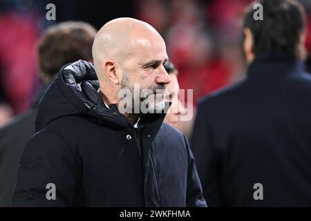 Eindhoven, Niederlande. Februar 2024. Fußball: Champions League, PSV Eindhoven - Borussia Dortmund, K.-o.-Runde, Achtelfinale, erstes Leg, Philips Stadion. Eindhoven-Trainer Peter Bosz vor dem Spiel. Quelle: Federico Gambarini/dpa/Alamy Live News Stockfoto