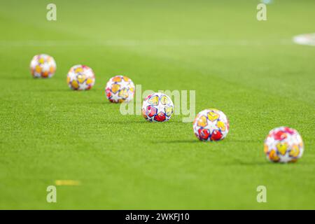 Eindhoven, Niederlande. Februar 2024. EINDHOVEN, NIEDERLANDE - 20. FEBRUAR: Bälle auf dem Spielfeld während des 1. Leg-Spiels der UEFA Champions League zwischen PSV und Borussia Dortmund im Philips Stadion am 20. Februar 2024 in Eindhoven, Niederlande. (Foto von Peter Lous/Orange Pictures) Credit: Orange Pics BV/Alamy Live News Stockfoto