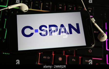 Viersen, Deutschland - 9. Januar. 2024: Nahaufnahme eines Mobiltelefons mit Logo-Schriftzug des C-SPAN-Fernsehnetzes auf der Computertastatur Stockfoto