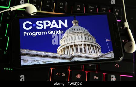 Viersen, Deutschland - 9. Januar. 2024: Nahaufnahme eines Mobiltelefons mit Logo-Schriftzug des C-SPAN-Fernsehnetzes auf der Computertastatur Stockfoto