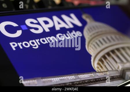 Viersen, Deutschland - 9. Januar. 2024: Nahaufnahme eines Mobiltelefons mit Logo-Schriftzug des C-SPAN-Fernsehnetzes auf der Computertastatur Stockfoto