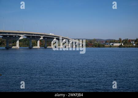 Long-Sault Bridge, Pont du Long-Saul, überquert den Ottawa River bei Grenville, Quebec und Hawkesbury Ontario Stockfoto