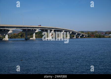 Long-Sault Bridge, Pont du Long-Saul, überquert den Ottawa River bei Grenville, Quebec und Hawkesbury Ontario Stockfoto