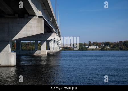 Long-Sault Bridge, Pont du Long-Saul, überquert den Ottawa River bei Grenville, Quebec und Hawkesbury Ontario Stockfoto