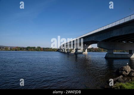 Long-Sault Bridge, Pont du Long-Saul, überquert den Ottawa River bei Grenville, Quebec und Hawkesbury Ontario Stockfoto