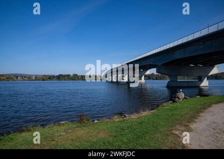 Long-Sault Bridge, Pont du Long-Saul, überquert den Ottawa River bei Grenville, Quebec und Hawkesbury Ontario Stockfoto