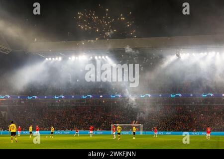 Eindhoven, Niederlande. Februar 2024. EINDHOVEN, 20.02.2024, Philips Stadium, UEFA Champions League Saison 2023/24, Spiel zwischen PSV und Borussia Dortmund, Firworks an den Ständen von PSV Credit: Pro Shots/Alamy Live News Stockfoto