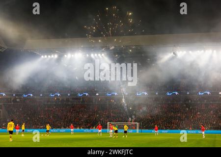 Eindhoven, Niederlande. Februar 2024. EINDHOVEN, 20.02.2024, Philips Stadium, UEFA Champions League Saison 2023/24, Spiel zwischen PSV und Borussia Dortmund, Firworks an den Ständen von PSV Credit: Pro Shots/Alamy Live News Stockfoto