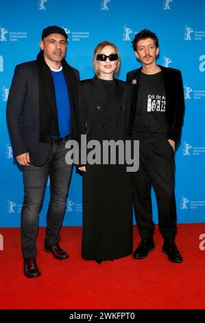 Stephane Rideau , Isabelle Huppert und Nahuel Perez Biscayart bei der Premiere des Kinofilms 'Les Gens d'à côté / My New Friends' auf der Berlinale 2024 / 74. Internationale Filmfestspiele Berlin im Zoo Palast. Berlin, 19.02.2024 Stockfoto