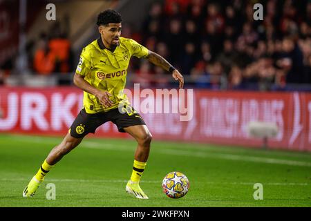 Eindhoven, Niederlande. Februar 2024. EINDHOVEN, NIEDERLANDE - 20. FEBRUAR: Ian Maatsen von Borussia Dortmund läuft mit dem Ball während des 1. Leg-Spiels der UEFA Champions League zwischen PSV und Borussia Dortmund am 20. Februar 2024 im Philips Stadion in Eindhoven. (Foto: Broer van den Boom/Orange Pictures) Credit: Orange Pics BV/Alamy Live News Stockfoto