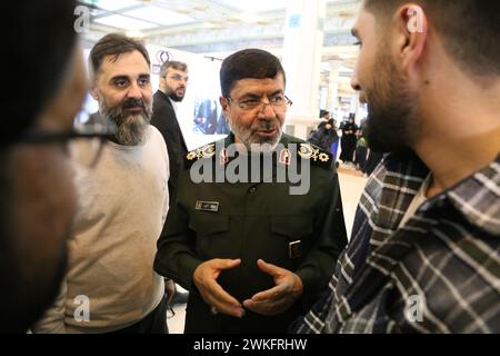 Teheran, Iran. Februar 2024. Brigadegeneral RAMEZAN SHARIF (C), Sprecher des Korps der Islamischen Revolutionsgarden (IRGC), nimmt an der 24. Iran Media Expo in Teheran Teil. (Kreditbild: © Rouzbeh Fouladi/ZUMA Press Wire) NUR REDAKTIONELLE VERWENDUNG! Nicht für kommerzielle ZWECKE! Stockfoto