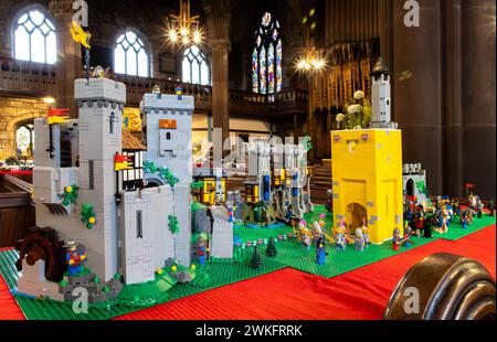 Castle of Lego beim Brick Festival in der St. Elphin's Parish Church in Warrington, Cheshire, England Stockfoto