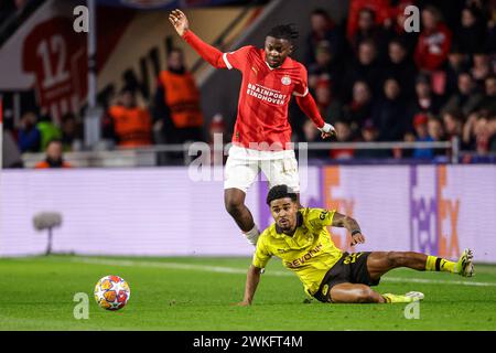 Eindhoven, Niederlande. Februar 2024. EINDHOVEN, NIEDERLANDE - 20. FEBRUAR: Ian Maatsen von Borussia Dortmund kämpft im ersten Leg-Spiel der UEFA Champions League zwischen PSV und Borussia Dortmund am 20. Februar 2024 im Philips Stadion in Eindhoven um Besitz. (Foto: Broer van den Boom/Orange Pictures) Credit: Orange Pics BV/Alamy Live News Stockfoto