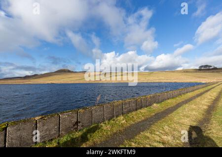 Blick über das Harperleas Reservoir in Richtung West Lomond Hill, Fife, Schottland Stockfoto
