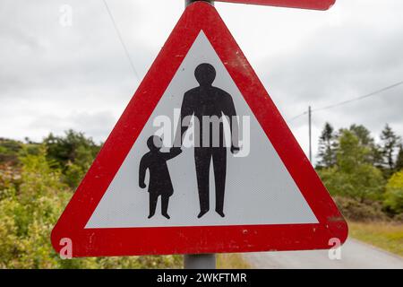 Rotes Dreieck-Straßenschild, das vor Fußgängern warnt Stockfoto