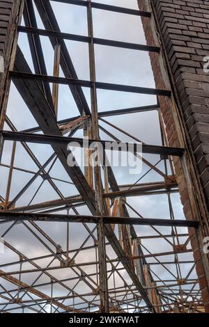 Verrostetes Dach eines alten Industriebaus Stockfoto