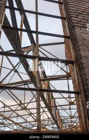 Verrostetes Dach eines alten Industriebaus Stockfoto