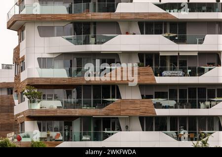 Wohnhäuser im Mailänder Stadtteil CityLife, einem Viertel, das auch als Tre Torri bekannt ist. Drei Wolkenkratzer und ein Einkaufszentrum prägen das Viertel. Stockfoto