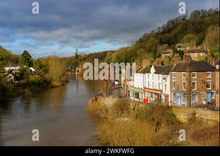 Eine Reihe von Geschäften und Hotels auf der Wharfage, Ironbridge, Shropshire, England Stockfoto