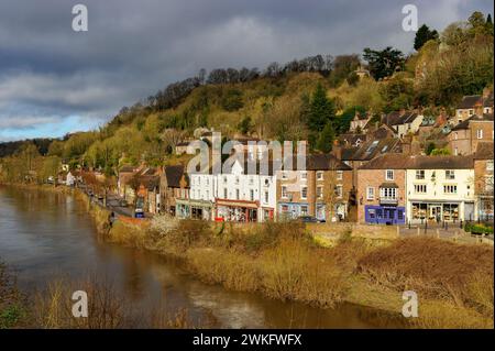 Eine Reihe von Geschäften und Hotels auf der Wharfage, Ironbridge, Shropshire, England Stockfoto