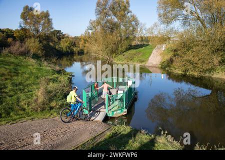 Radfahrer, Radtour, manuell betriebene Fähre über die Lippe bei halten am See, auf dem Römer-Lippe-Route Radweg, NRW, hohe Mark Westmünsterland Stockfoto