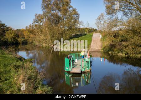 Radfahrer, Radtour, manuell betriebene Fähre über die Lippe bei halten am See, auf dem Römer-Lippe-Route Radweg, NRW, hohe Mark Westmünsterland Stockfoto