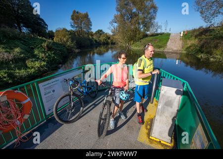 Radfahrer, Radtour, manuell betriebene Fähre über die Lippe bei halten am See, auf dem Römer-Lippe-Route Radweg, NRW, hohe Mark Westmünsterland Stockfoto