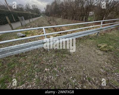 Schutzgeländer auf der Straße Stockfoto