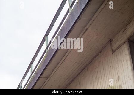 Betonbrücke mit Geländer von unten Stockfoto