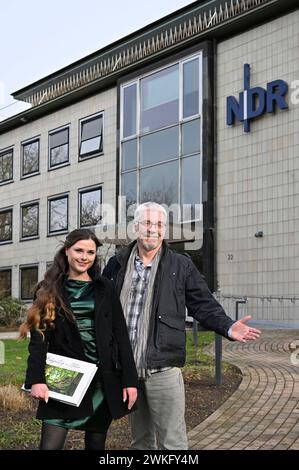 Jörg Düsterwald mit Model Tatjana Heinz beim Interview zum Fotobildband Bodypainting in Nature - Farbige Symbiosen in der Radiosendung NDR 1 Niedersachsen - Kulturspiegel im NDR Landesfunkhaus. Hannover, 13.02.2024 *** Jörg Düsterwald mit Model Tatjana Heinz während eines Interviews für das Fotobuch Bodypainting in Nature Farbige Symbiosen über die Radiosendung NDR 1 Niedersachsen Kulturspiegel im NDR Landesfunkhaus Hannover, 13 02 2024 Foto:XM.xFalkxx/xFuturexImagex duesterwald 4215 Stockfoto