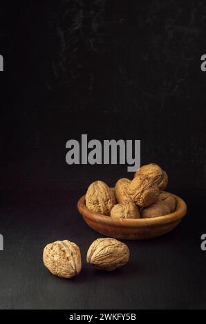 Walnüsse in einem Teller. Herznüsse, Herzgesundheitsprodukte, Strukturierte Walnüsse. Gesundes Lebensmittelprotein. Frische rohe Walnüsse voller gesunder Fette, Fibe Stockfoto