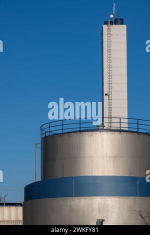 Großer Aluminiumbehälter in der Sonne Stockfoto