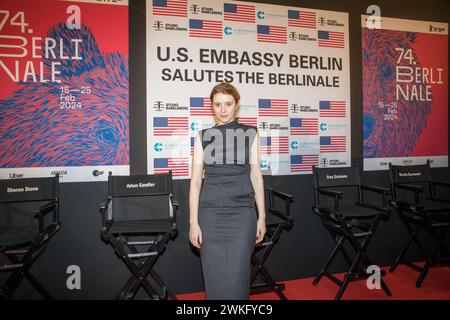 Berlin, Deutschland. Februar 2024. Die US-Botschaft in Berlin begrüßte Persönlichkeiten aus Filmindustrie, Kultur und Politik zu ihrem jährlichen Berlinale-Empfang am 20. Februar 2024, bei dem die Demokratie im Rampenlicht stand. Diese Veranstaltung ehrt die 74. Internationalen Filmfestspiele Berlin, eine langjährige Anlaufstelle für den kulturellen Austausch zwischen den USA und Deutschland. Angesichts der globalen Besorgnis über die Unterdrückung der Grundrechte durch autoritäre Regime ist die Bedeutung internationaler Filmfestivals wie der Berlinale kritischer denn je geworden. Die Rezeption ist nicht o Stockfoto