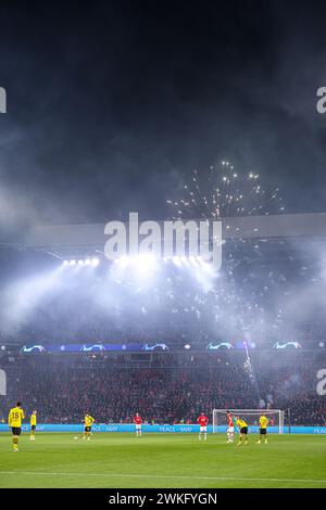 Eindhoven, Niederlande. Februar 2024. EINDHOVEN, NIEDERLANDE - 20. FEBRUAR: Feuerwerk im Stadion während des 1. Leg-Spiels der UEFA Champions League zwischen PSV und Borussia Dortmund am 20. Februar 2024 im Philips Stadion in Eindhoven, Niederlande. (Foto von Peter Lous/Orange Pictures) Credit: Orange Pics BV/Alamy Live News Stockfoto