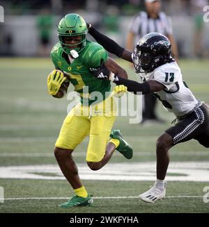 September 2023 – Oregon Ducks Wide Receiver Gary Bryant Jr. #2 versucht, die Hawaii Rainbow Warriors zu vermeiden und Caleb Brown #13 zu verteidigen, nachdem er während eines Spiels zwischen den Oregon Ducks und den Hawaii Rainbow Warriors im Autzen Stadium in Eugene, OR - Michael Sullivan/CSM, erwischt hat Stockfoto