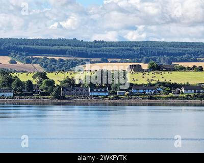 Blick auf Gebäude und Felder am Ufer in Jemimaville, Shetland Stockfoto