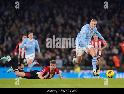 MANCHESTER, GROSSBRITANNIEN. Februar 2024. Kristoffer Ajer aus Brentford trifft auf einen Erling Haaland aus Manchester City, der sich beim Premier League-Spiel im Etihad Stadium in Manchester einen Vorsprung verschaffen kann. Der Bildnachweis sollte lauten: Andrew Yates/Sportimage Credit: Sportimage Ltd/Alamy Live News Stockfoto