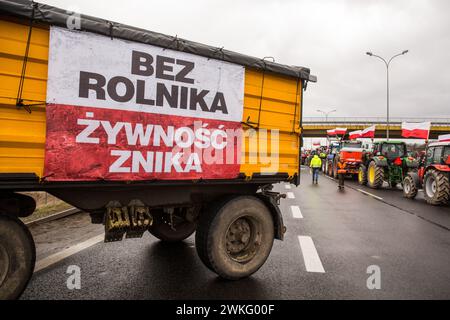 Eine Plakette mit der Aufschrift „ohne Landwirt verschwindet das Essen“, die während der Vorführung am Wagen eines Traktors angebracht ist. Polnische Landwirte protestieren gegen billiges ukrainisches Getreide, das den Markt überschwemmt, und EU-Vorschriften über den Einsatz von Pestiziden und Düngemitteln. Traktoren mit polnischer Flagge blockierten Autobahnen und wichtige Kreuzungen an fast 200 Standorten in Polen. Quelle: SOPA Images Limited/Alamy Live News Stockfoto