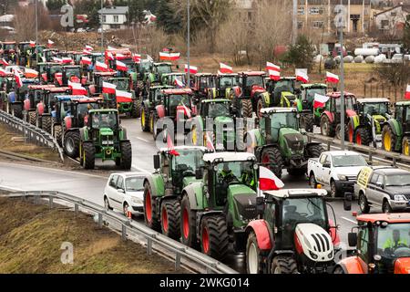 Polnische Landwirte mit ihren Traktoren und Fahrzeugen blockieren die Schnellstraße S3 während der Vorführung. Polnische Landwirte protestieren gegen billiges ukrainisches Getreide, das den Markt überschwemmt, und EU-Vorschriften über den Einsatz von Pestiziden und Düngemitteln. Traktoren mit polnischer Flagge blockierten Autobahnen und wichtige Kreuzungen an fast 200 Standorten in Polen. Quelle: SOPA Images Limited/Alamy Live News Stockfoto