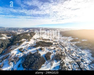 Tanvald im Winter. Kleine Stadt im Isergebirge, Tschechien. Luftaufnahmen von oben. Stockfoto