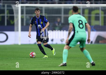 Mailand, Italien. Februar 2024. Benjamin Pavard vom FC Internazionale im Achtelfinale der UEFA Champions League im Spiel zwischen dem FC Internazionale und dem Club Atletico de Madrid im Stadio Giuseppe Meazza am 20. Februar 2024 in Mailand. Quelle: Marco Canoniero/Alamy Live News Stockfoto